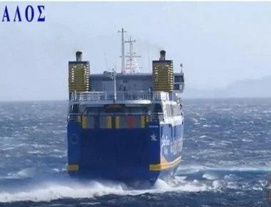 Πλοίο δαμάζει τα κύματα και δένει στο λιμάνι με 8 μποφόρ στη θάλασσα (βίντεο)